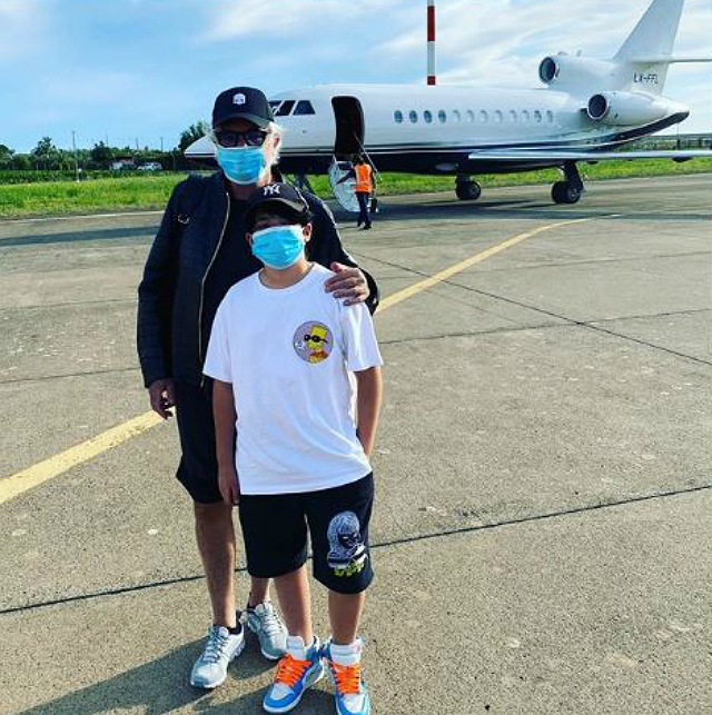 Flavio Briatore, 70 anni, con il figlio Nathan Falco in aeroporto dopo il volo con il jet privato
